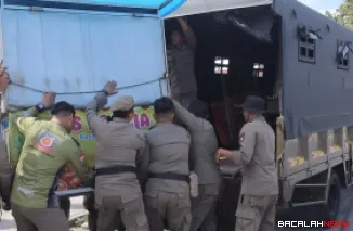 Satpol PP Padang menertibkan lapak PKL di Fasum.