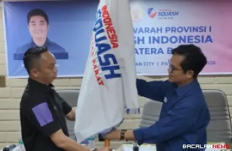 Ketua Pengprov Squash Sumatera Barat terpilih, Yofialdi menerima pataka usai terpilih sebagai ketua periode 2026-2031 pada Musprov I, Senin. (mangindo kayo)