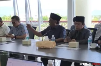 Banggar DPRD Kota  Padang menggelar,  rapat pembahasan bersama Tim Anggaran Pemerintah Daerah (TAPD) baru-baru ini, dalam rapat tersebut anggota DPRD Padang Urmardi Tareb juga menyoroti validitas data penerima bantuan seragam sekolah gratis.