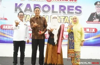 Bupati Eka Putra mengapresiasi dedikasi Kapolres Nur Ichsan saat acara pisah sambut Kapolres Tanah Datar di Gedung Nasional Maharajo Dirajo Batusangkar.