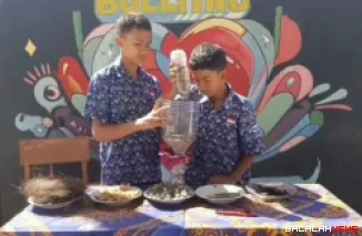 Dua siswa SMPN 2 Bukittinggi tengah mempraktikkan pembuatan alat pembersih air sederhana. Foto Dilla