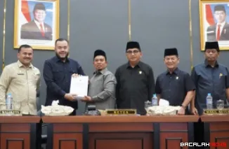 Sidang paripurna  dipimpin Ketua DPRD Kota  Muharlion didampingi,   Wakil Ketua DPRD, serta dihadiri Wali Kota Padang Fadly Amran, Sekretaris Daerah Raju Minrofa Chaniago, unsur Forkopimda, kepala OPD, pimpinan BUMD, MUI, Baznas, dan sejumlah undangan lai