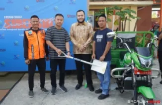 Anggota DPRD Kota Padang Iswanto Kwara Serahkan Pokir  di Padang Barat