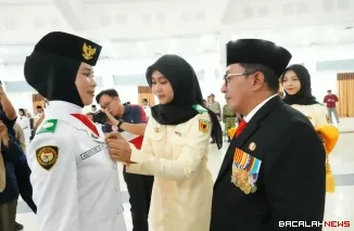 Bupati Tanah Datar Eka Putra mengukuhkan Pasukan Pengibar Bendera Pusaka (Paskibraka) Kabupaten Tanah Datar Tahun 2026 di Gedung Nasional Maharajo Dirajo.