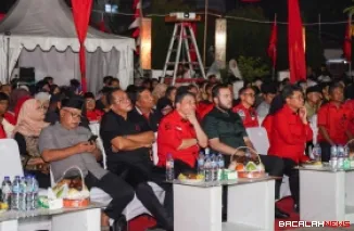 Ketua PDIP Sumatera Barat, Alex Indra Lukman bersama Bonie Triyana (DPP PDIP), Halida Hatta (putri Bung Hatta) pada pagelaran Pekan Bung Hatta di Padang Ahad malam. (humas)