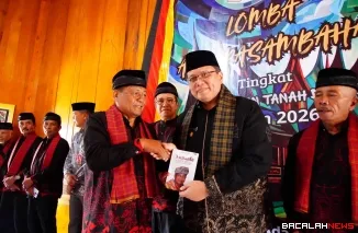 Wabup Ahmad Fadly membuka Lomba Pidato Adat Alua Pasambahan sekaligus menerima Buku Memoar autobiografi Mustafa Akmal Datuk Sido Ali di Batusangkar.