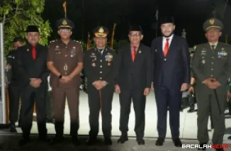 Wakil Ketua DPRD Kota Padang, Mastilizal Aye,  mengikuti Apel Kehormatan dan Renungan Suci di Taman Makam Pahlawan (TMP) Kuranji, Senin dini hari (17/8).