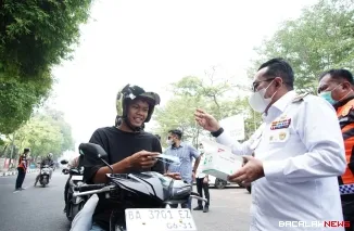 Bupati Eka Putra membagikan masker kepada masyarakat di Simpang Baringin Kota Batusangkar.