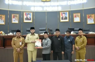 Ketua DPRD Kota Padang Muharlion Pimpin Sidang Paripurna Penyampaian Pendapat Akhir Fraksi-fraksi terhadap Ranperda Pajak Daerah dan Retribusi Daerah